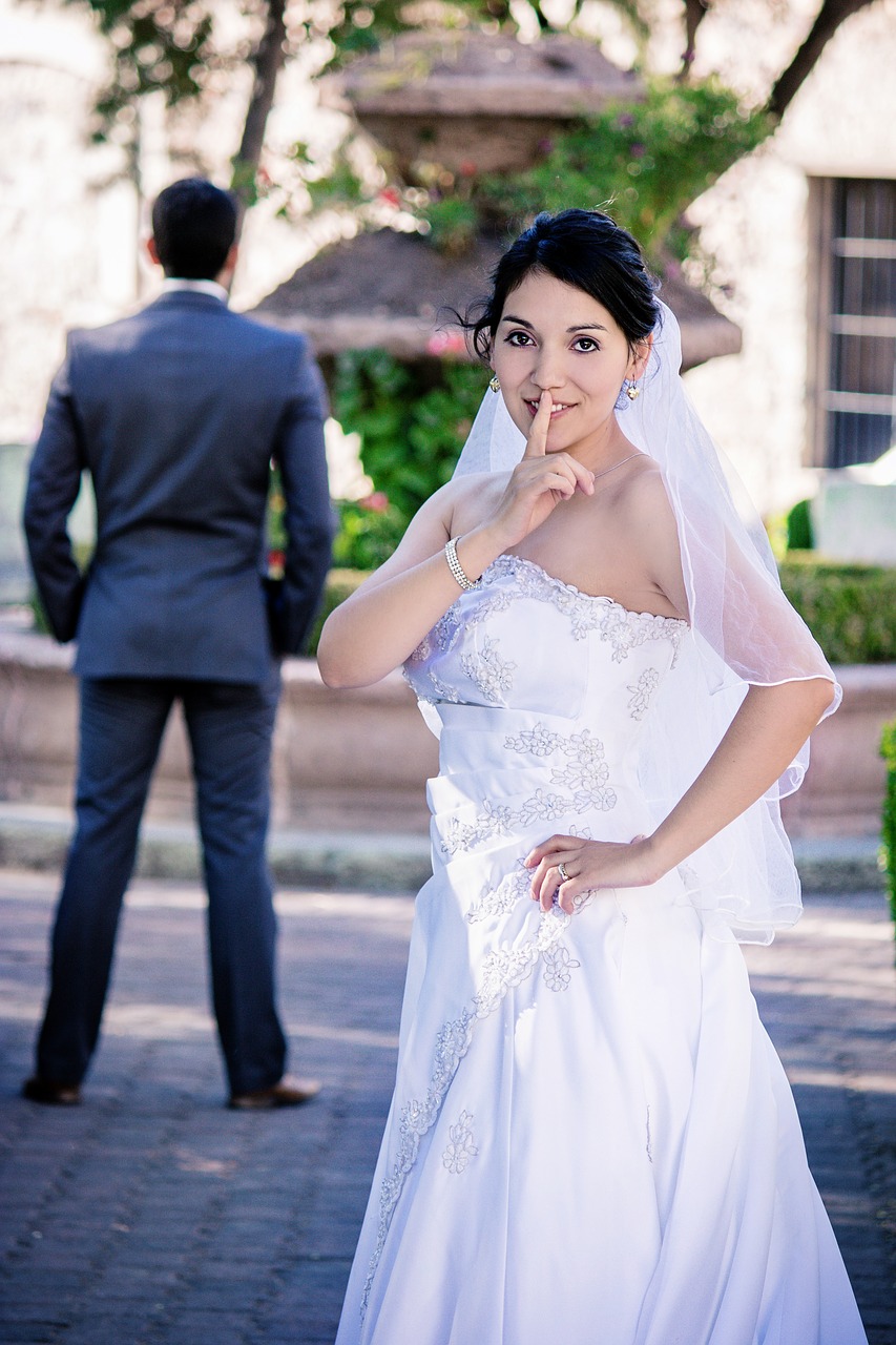 sneaky, bride, finger-2319466.jpg